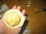 口感极佳的奶黄月饼做法图解3)