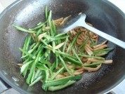 杏鲍菇炒肉丝做法图解3)
