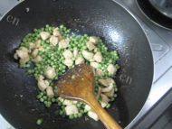 家常鸡肉粒炒豌豆