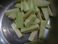 香脆的土豆烧茄子做法图解2)