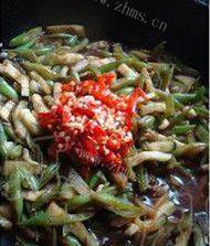 简单有营养的豆角炒茄子做法图解4)