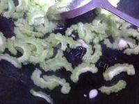 食欲满满的苦瓜炒腊肉做法图解7)