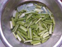 最爱的芹菜炒肉做法图解4)