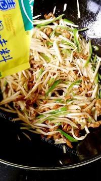 家常菜茭白炒肉丝做法图解11)