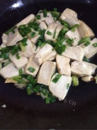 自制葱爆豆腐做法图解6)