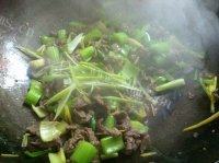 简单版芹菜炒牛肉做法图解6)