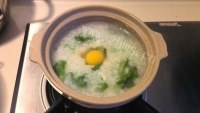 家常生菜窝蛋砂锅粥做法图解8)