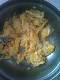 美味的多彩蛋炒饭做法图解1)