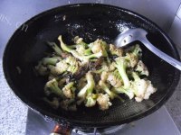 美味的豆豉鲮鱼烧菜花做法图解8)