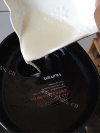 自制哈密瓜奶昔做法图解7)
