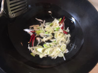 美味营养的西芹炒豆干做法图解3)