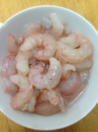 家常菜荷兰豆炒虾仁做法图解1)