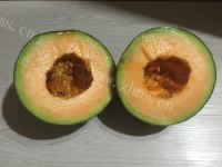 自制哈密瓜奶昔做法图解2)