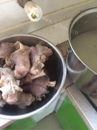 滋补炖羊骨做法图解3)
