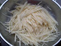 色泽鲜亮的清炒土豆丝做法图解3)