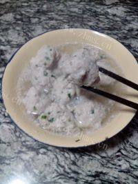 营养丰富的青菜肉丸汤做法图解4)