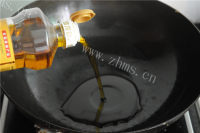 美味的土豆焖三黄鸡做法图解3)