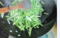 芹菜炒土豆做法图解3)