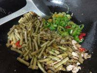 家常酸豆角炒肉做法图解7)