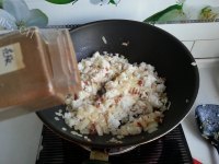 美味的腊肠炒饭做法图解7)