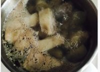 美味的草菇煲鸡汤做法图解4)