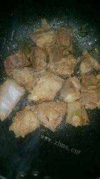 下饭的排骨炖豆角做法图解2)