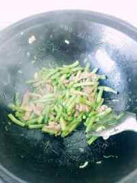 色香味浓的豆角炒肉做法图解8)