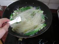 美味的肥羊酸菜米线做法图解9)