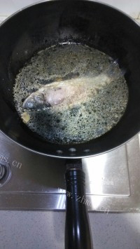 色泽鲜亮的鲫鱼豆腐汤做法图解6)