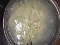 美味的番茄鸡蛋拌面做法图解4)