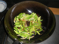 家常菜蒜苗烧豆腐做法图解11)