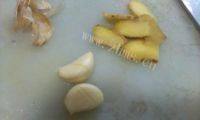 滋补的玉米猪骨汤做法图解5)