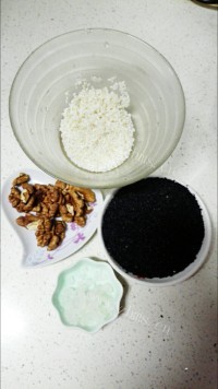 自制核桃黑芝麻糊做法图解1)