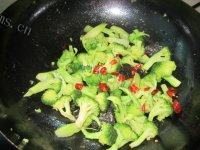 美美厨房之西兰花炒肉做法图解8)