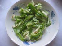 青椒炒豆腐干做法图解3)