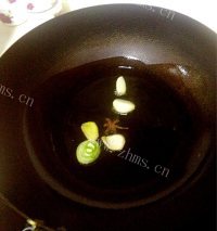 美味的酱焖鲫鱼做法图解3)