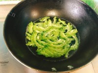 家常菜苦瓜虾仁做法图解4)