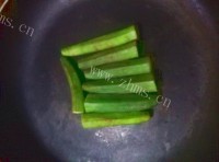 美味的醋味辣秋葵做法图解2)