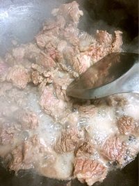 家常菜炖牛腩做法图解4)