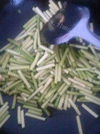 家常菜蒜苔炒肉丝做法图解6)