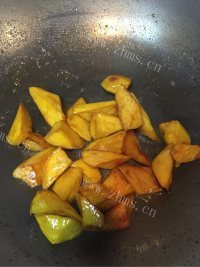 油而不腻的拔丝红薯做法图解6)