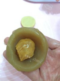 自制广式蛋黄莲蓉月饼做法图解10)