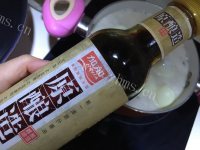 美味的啤酒香卤蛋做法图解5)