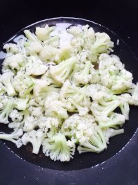 质嫩爽口的干锅花菜做法图解2)
