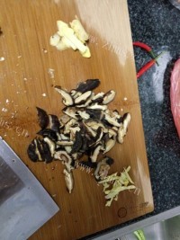 好吃的冬菇焖鸡做法图解2)