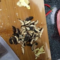 好吃的冬菇焖鸡的做法图解二