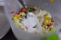 好吃的松仁玉米草莓沙拉做法图解7)