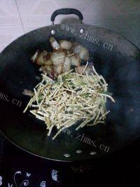 家常菜折耳根炒腊肉做法图解6)