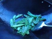 美味的荷兰豆炒鲜鱿做法图解5)