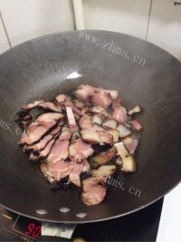 美味的蒜苗炒腊肉做法图解2)